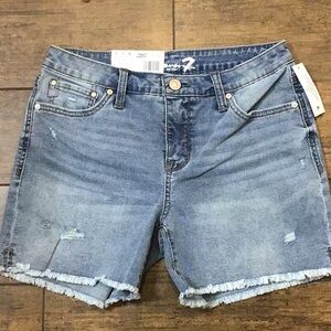 Seven7 Ladies Denim Weekend Short size 4 Fray Hem Distressed 5” Inseam NWT